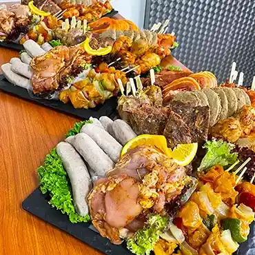 BBQ pakket 'Vlammen'  Bestaande uit:  Kipdijlapje Rhodosspies Runderburger Biefstuk Varkenshaas Zalmmootje