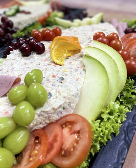 Eigen gemaakte huzarensalade - rundvleessalade - kartoffelsalade - vissalade - rauwkostsalade verkrijgaab bij Mercurius Catering