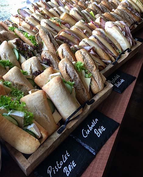 Mercurius Catering. Rijk belegde desembrood Rollade met beenhamsaus Tonijn salade Oude kaas met dille Kip sate met gebakken uitjes