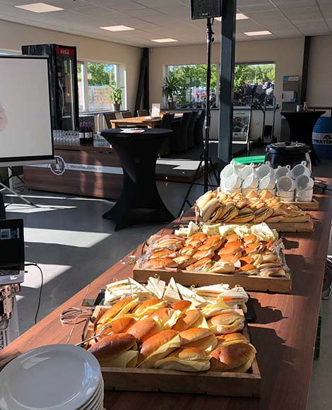 Lunch catering verzorgd door Mercurius Catering Carpaccio met truffelmayonaise Brie met een vleugje honing Rollade met beenhamsaus Kipkerrie salade